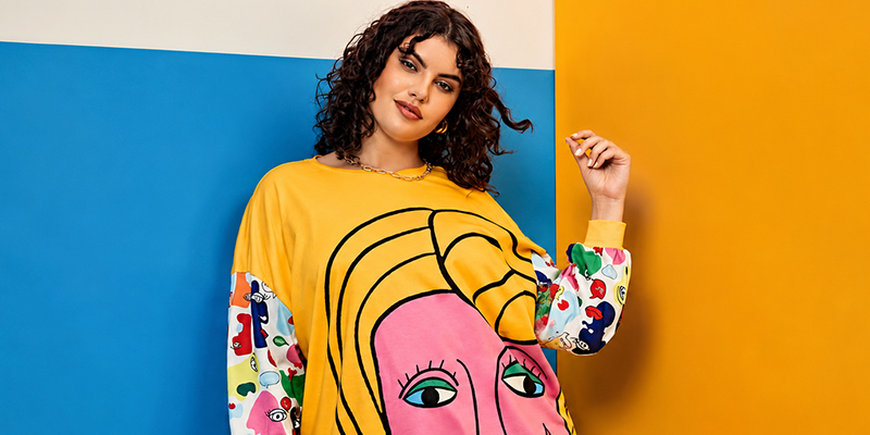 Платье-свитшот на девушке с формами